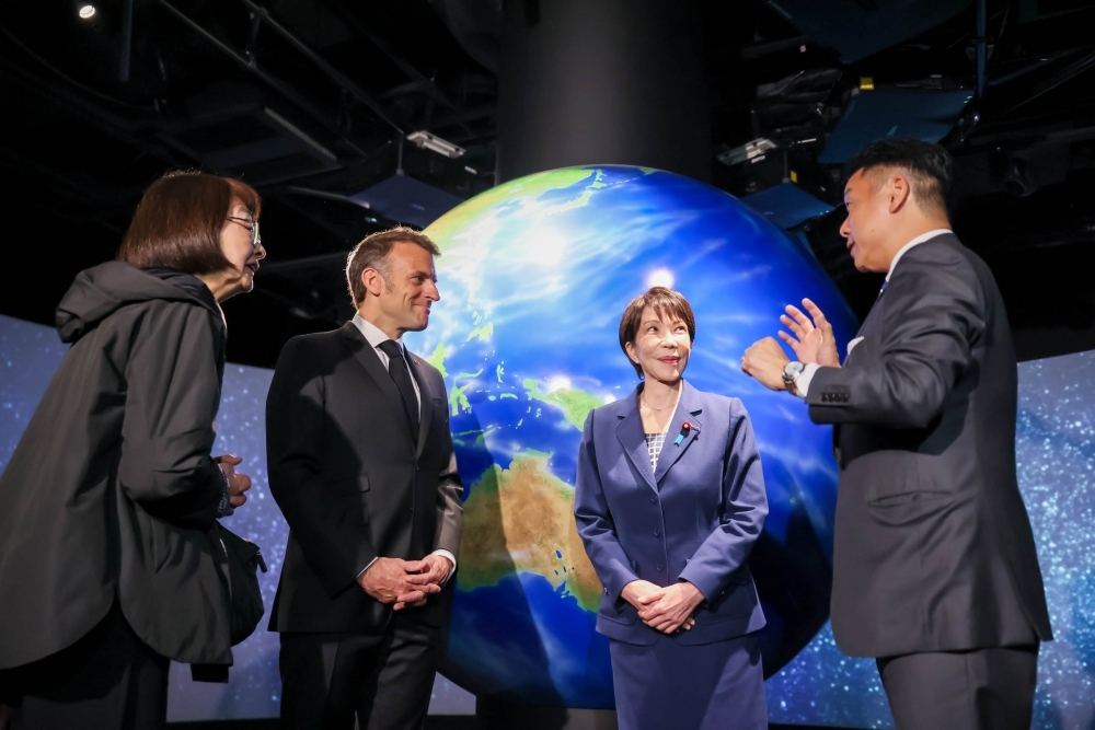 Prime Minister TAKAICHI and French President Macron receiving a briefing at Astroscale Holdings Inc.