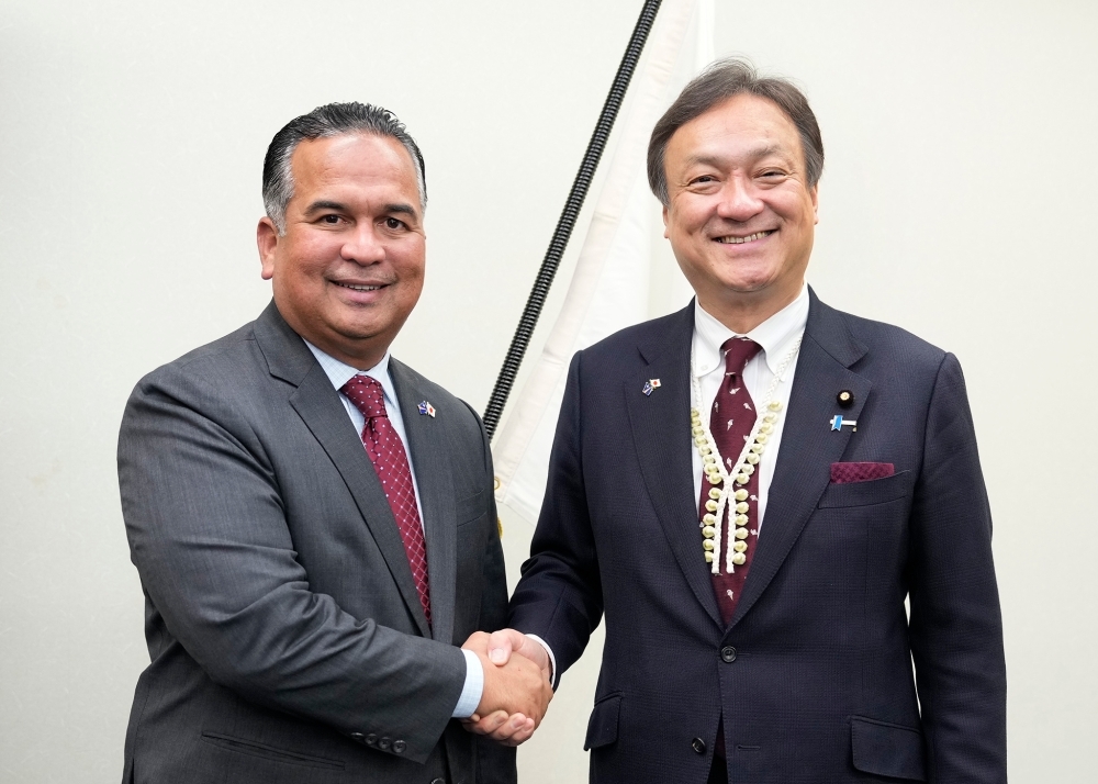 State Minister HORII shaking hands with Minister Paul