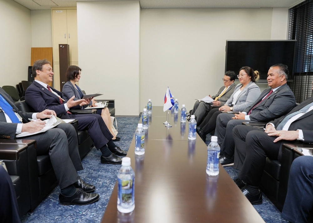 State Minister Horii talking with Minister Paul