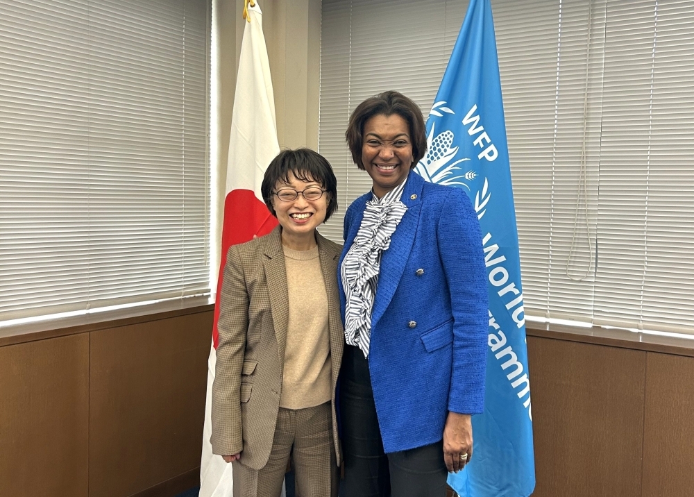 Ms. NISHIZAKI, Ambassador for Humanitarian Assistance of the Ministry of Foreign Affairs, and Ms. DAGASH-KAMARA, Assistant Executive Director of WFP, posing for a photograph