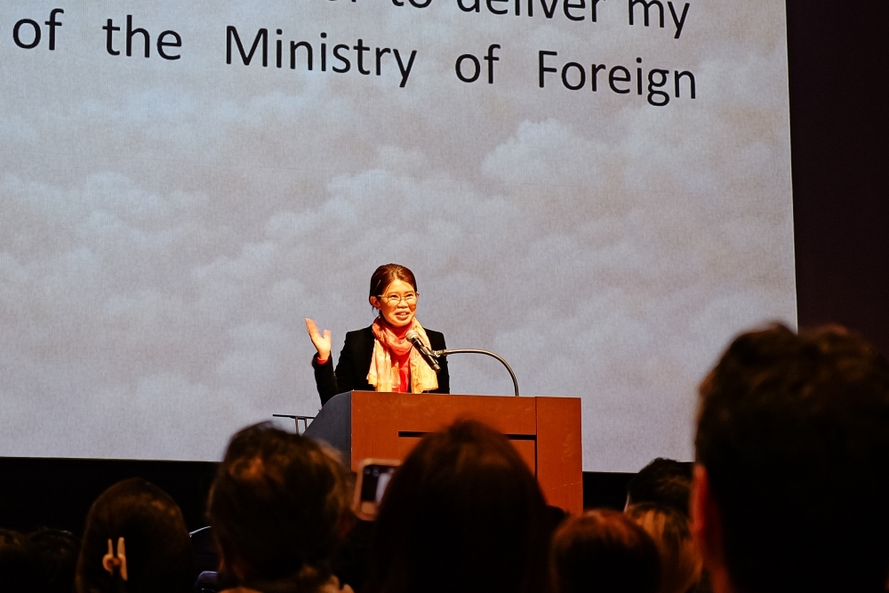 State Minister KUNIMITSU giving a greeting at the SJ60 Commemorative Concert