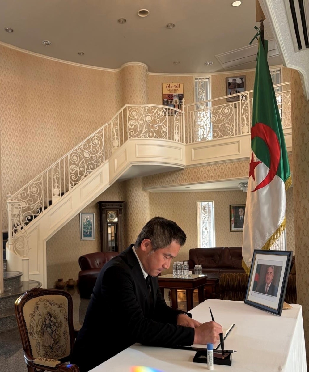 Parliamentary Vice-Minister ONISHI Onishi signing the condolence register