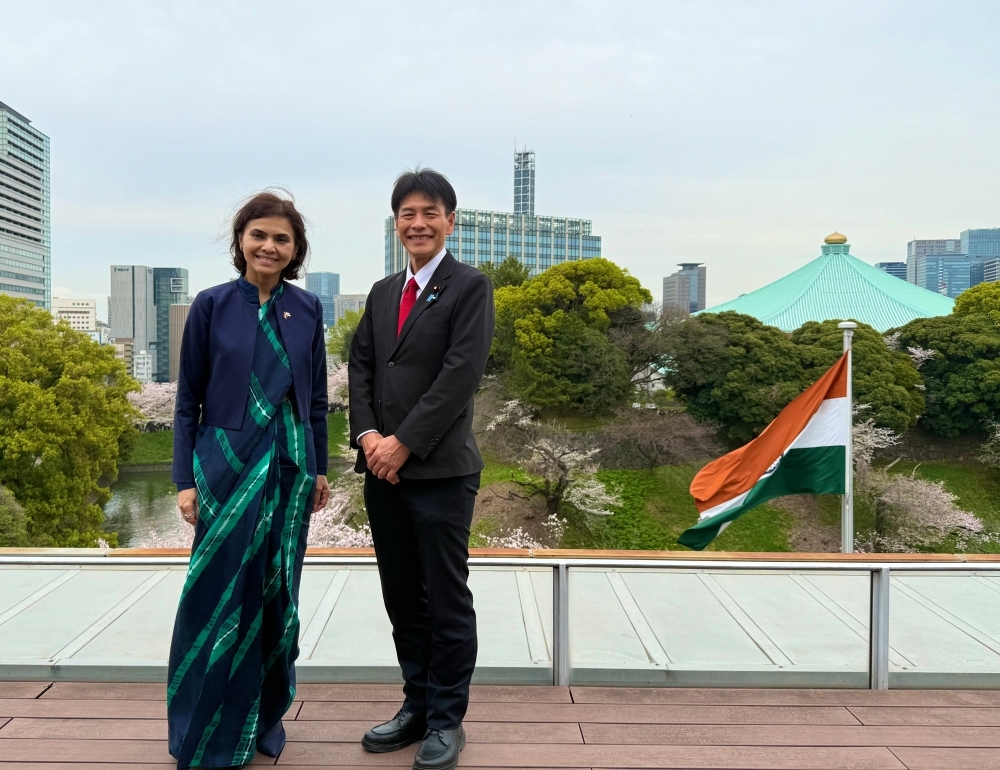 Parliamentary Vice-Minister SHIMADA posing for a photo with Ms. Nagma Mohamed Mallick, Ambassador designate of India to Japan