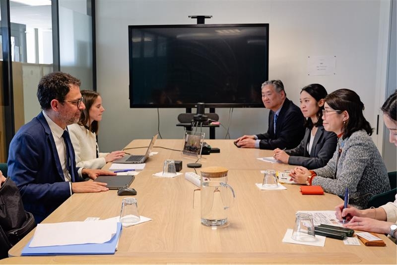Exchange of Views between State Minister KUNIMITSU and Carester's President Carencotte