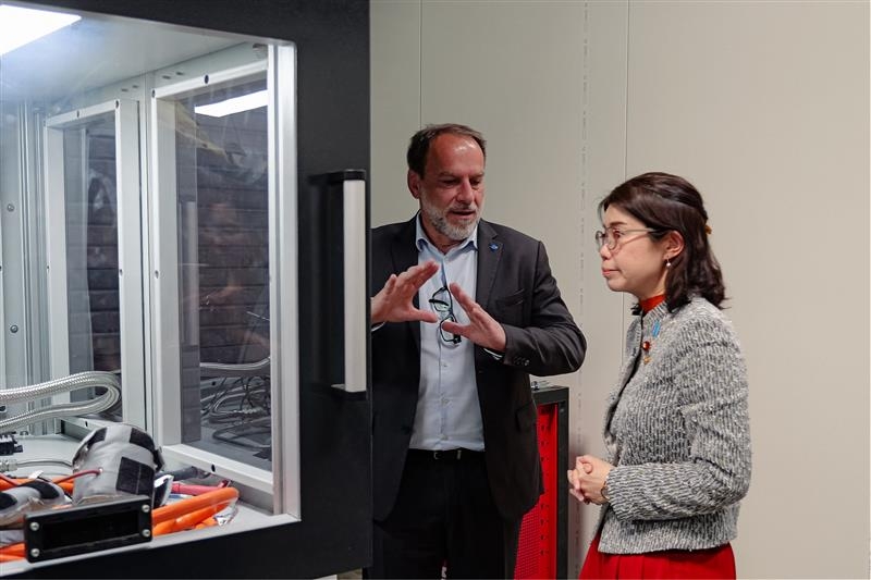 State Mnister KUNIMITSU exchanged views with HORIBA France’s officials