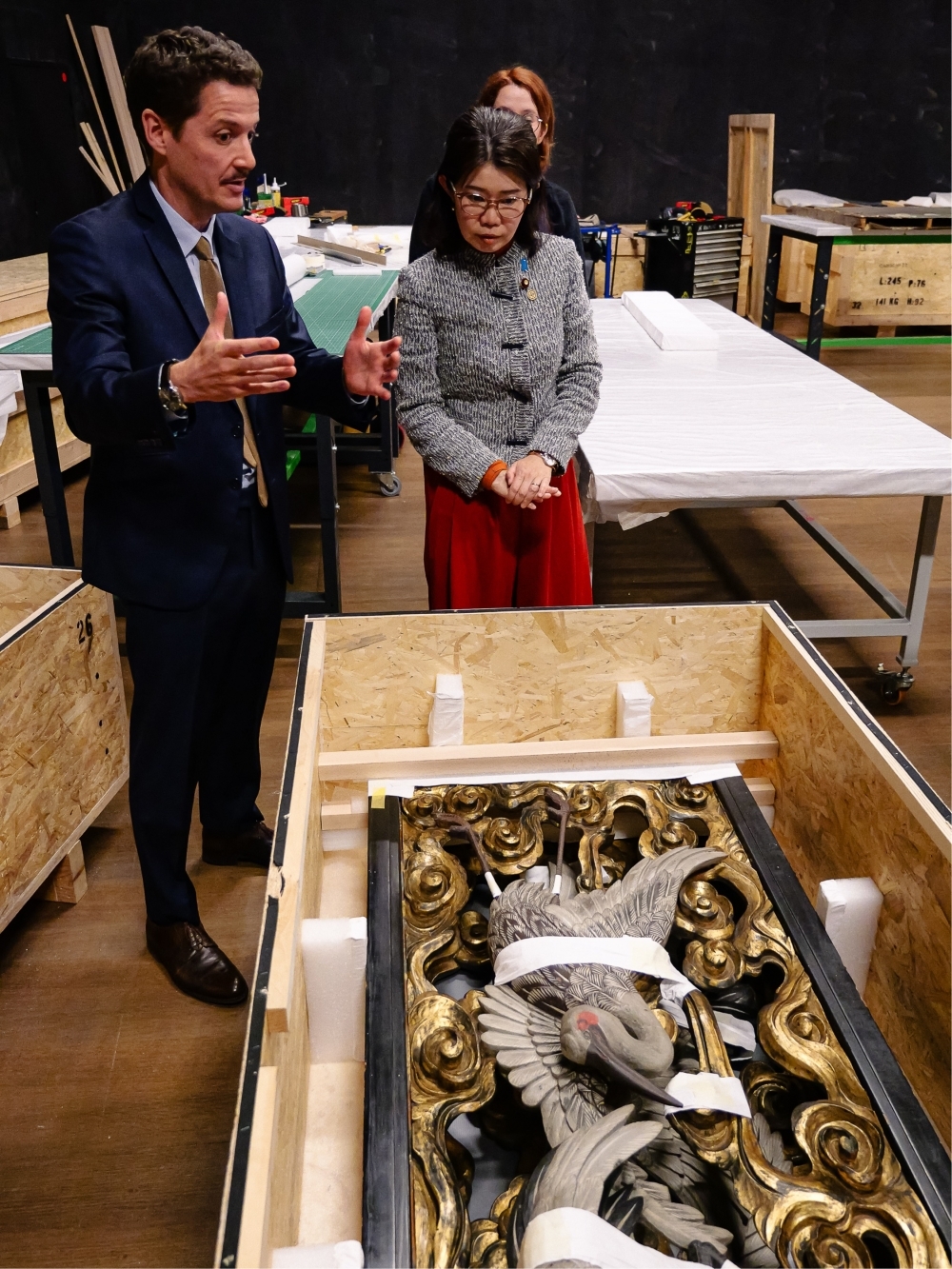 State Minister KUNIMITSU receiving an explanation from museum staff about the restoration work on Japanese cultural properties