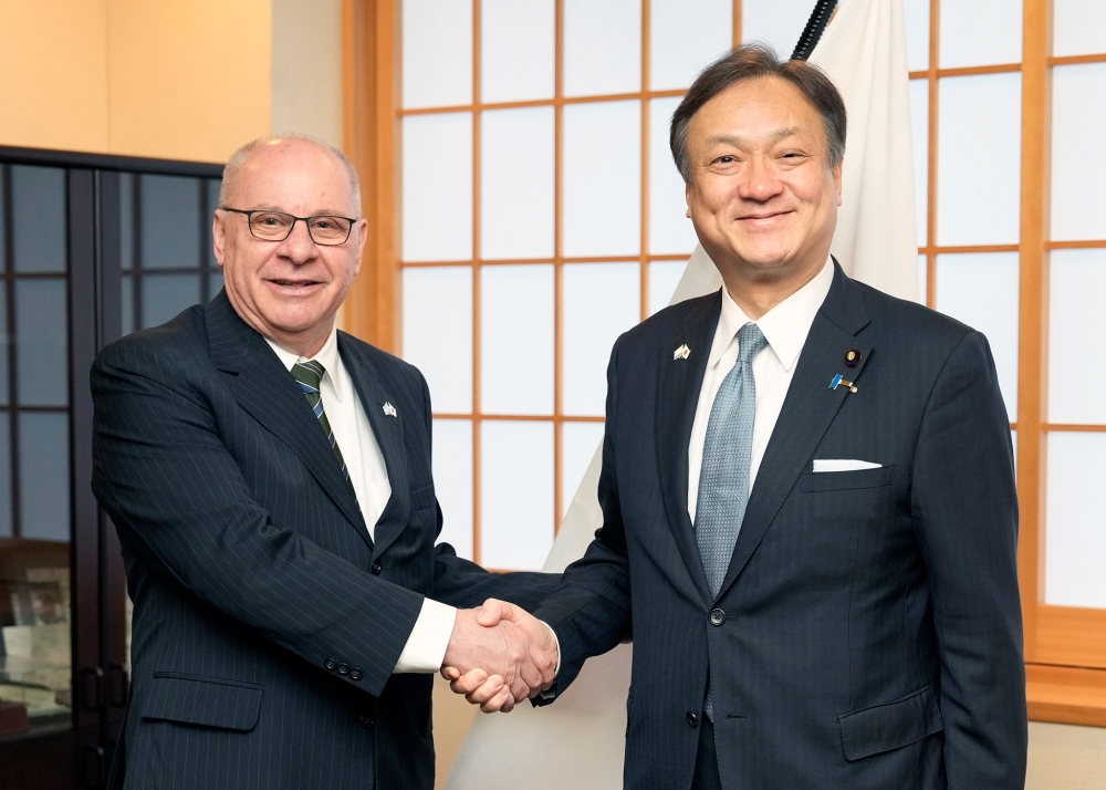 State Minister HORII shaking hands with Ambassador Tempone