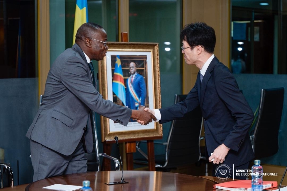 Mr. KAWASE shaking hands with H.E. Mr. MUKOKO SAMBA, Vice Prime Minister