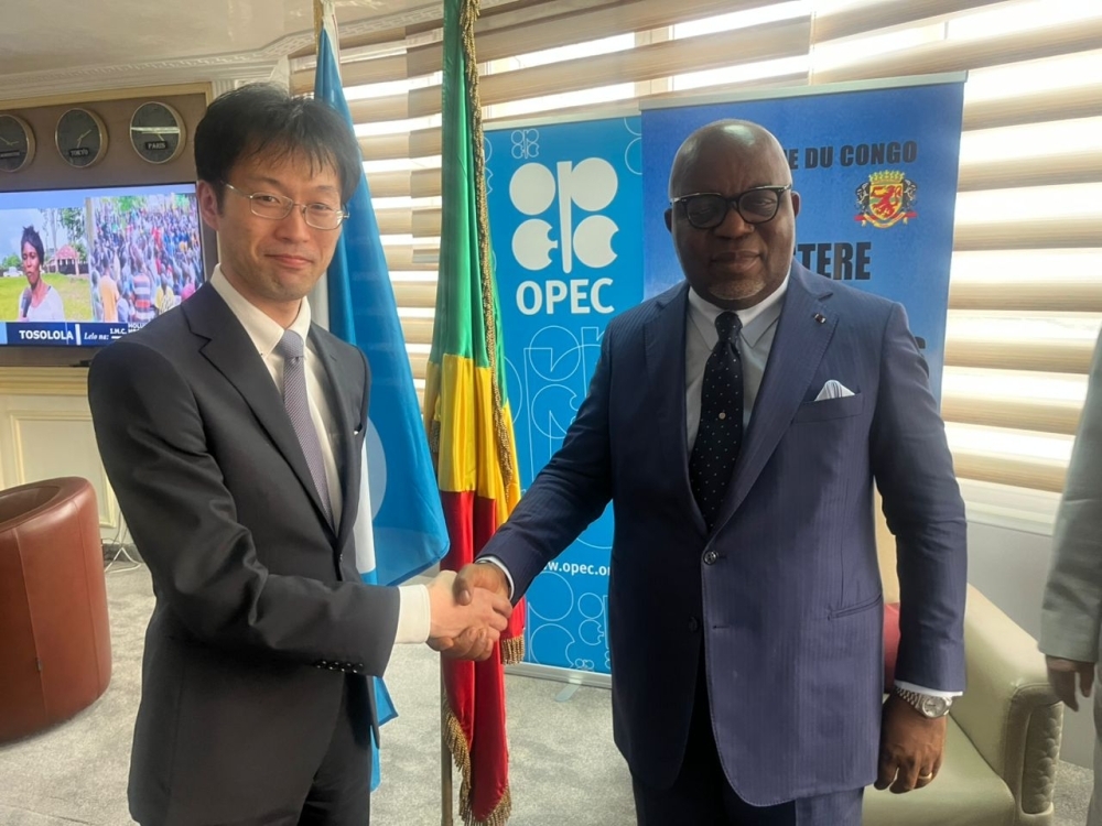Mr. KAWASE shaking hands with H.E. Mr. Richard ITOUA, Minister for Hydrocarbons