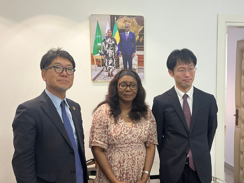 Mr. KAWASE and H.E. Ms. TASSYLA-YE-DOUMBENENY, Minister of Foreign Affairs and Cooperation, posing for a photograph