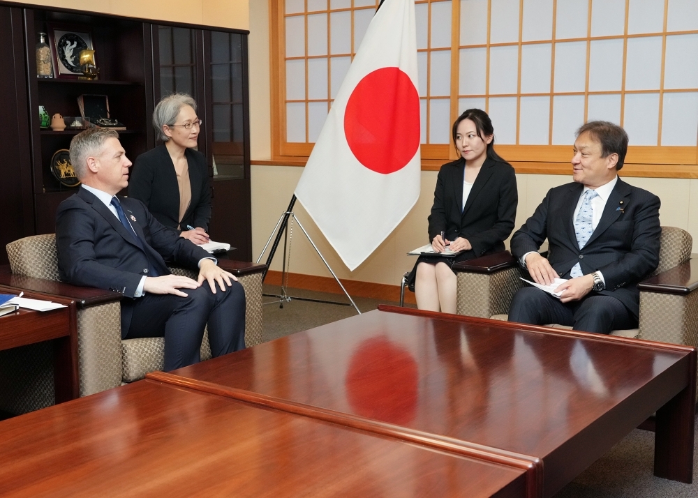 State Minister Horii talking with Senator Jim Banks, United States