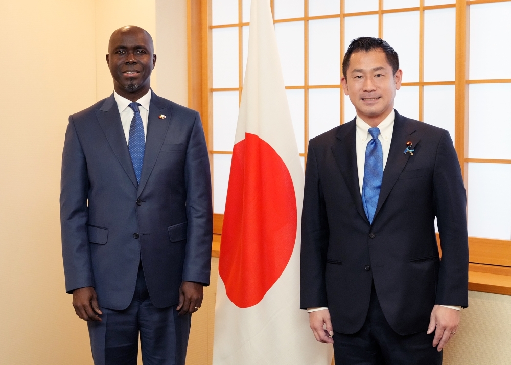 Parliamentary Vice-Minister ONISHI taking a photo with H.E. Mr. Jean Antoine DIOUF, Ambassador Extraordinary and Plenipotentiary of the Republic of Senegal to Japan