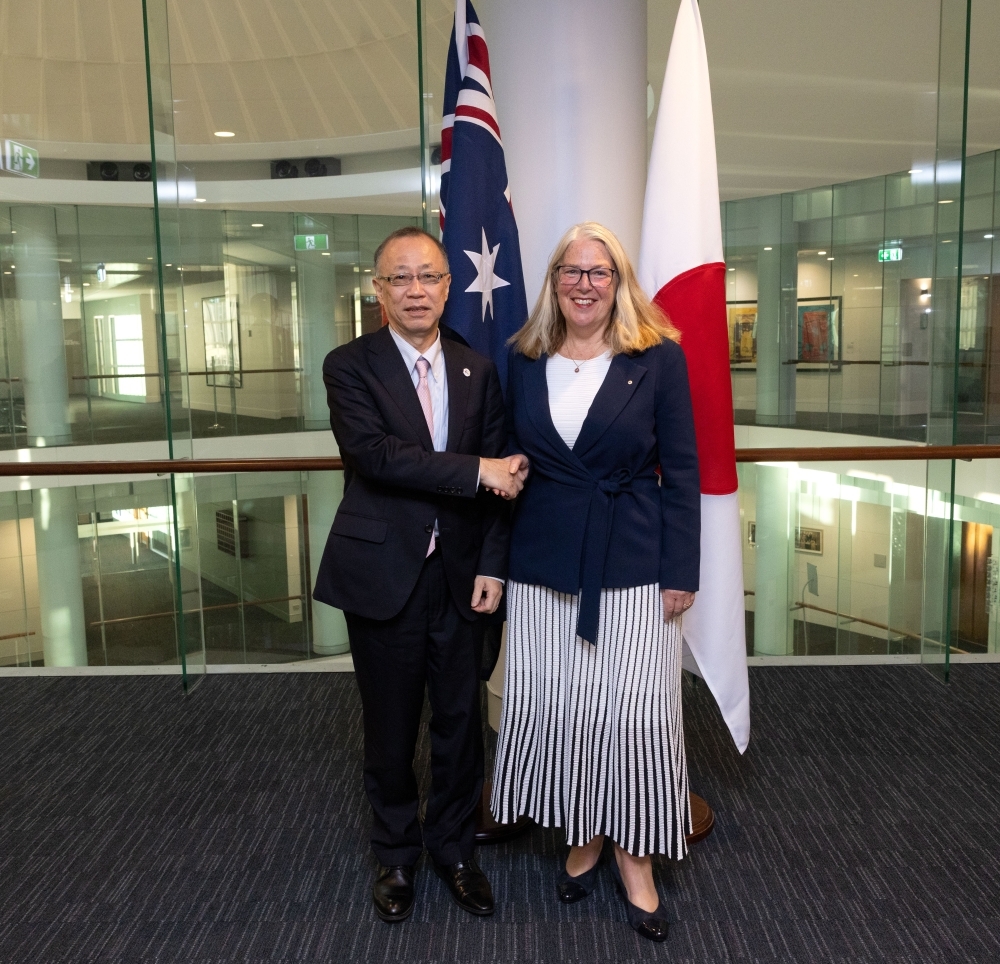 Vice Minister Mr. FUNAKOSHI, shaking hand with Ms. Jan Adams, Secretary, Department of Foreign Affairs and Trade of Australia