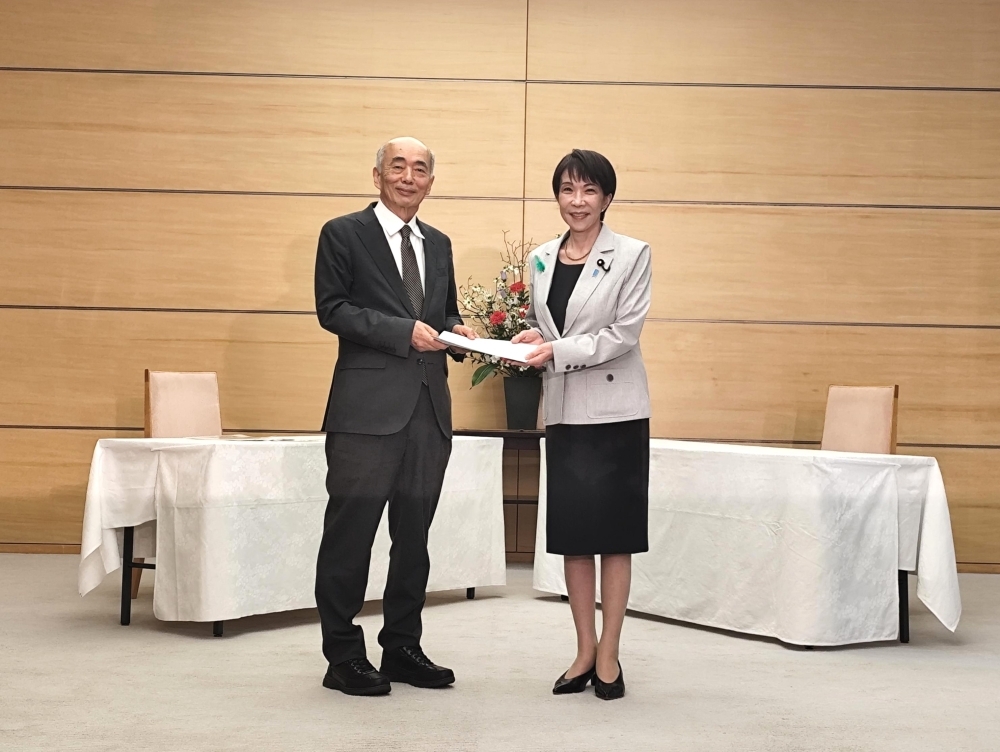 Prime Minister TAKAICHI receiving  the Joint Statement from Japan CULCON Chair SASAE