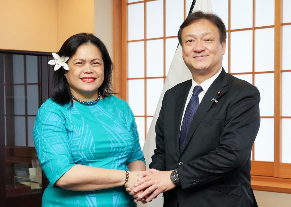 State Minister HORII shaking hands with Ambassador Sila