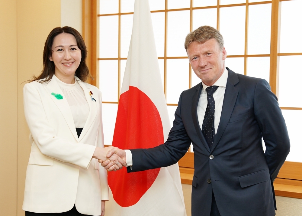 Parliamentary Vice-Minister ERI shaking hands with Vice Minister DE VINK