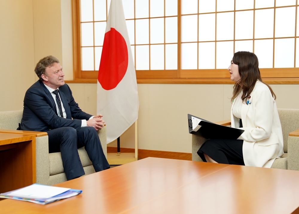 Parliamentary Vice-Minister ERI talking with Vice Minister DE VINK