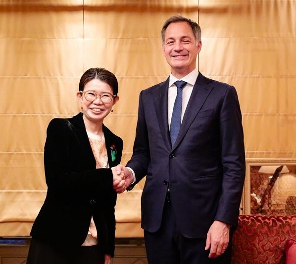 State Minister KUNIMITSU shaking hands with Mr. DE CROO, Administrator of the UNDP