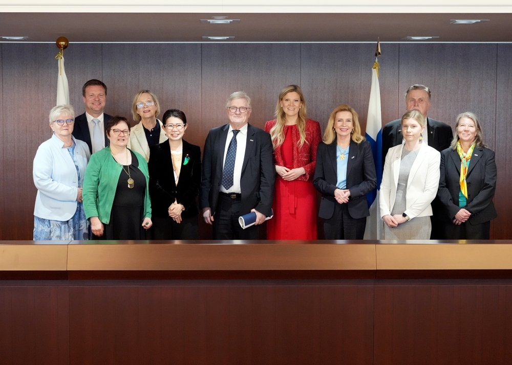 Group photo of State Minister KUNIMITSU with the delegation of the Foreign Affairs Committee of the Parliament of Finland