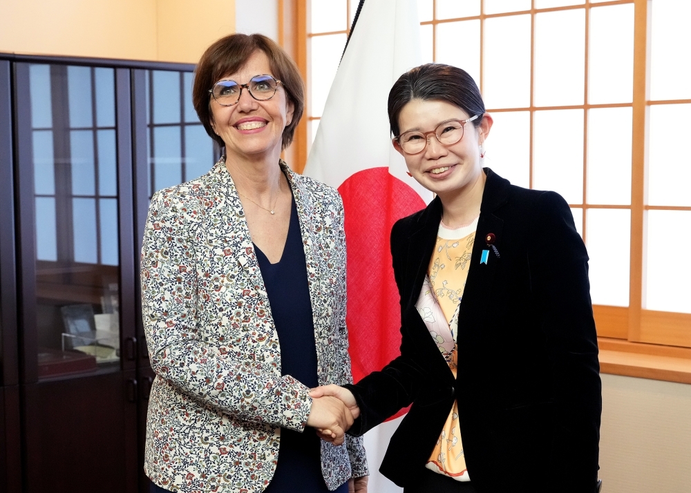 State Minister KUNIMITSU shaking hands with Dr. Soubeyran, Director General of the WOAH