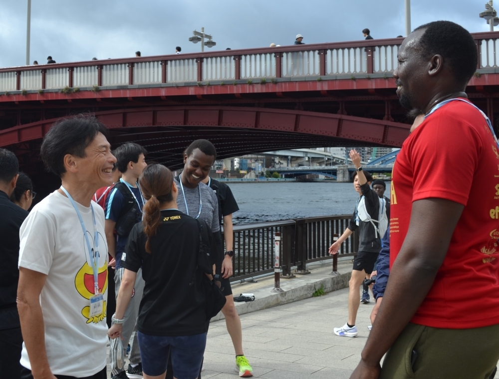 Parliamentary Vice-Minister SHIMADA speaking with participants