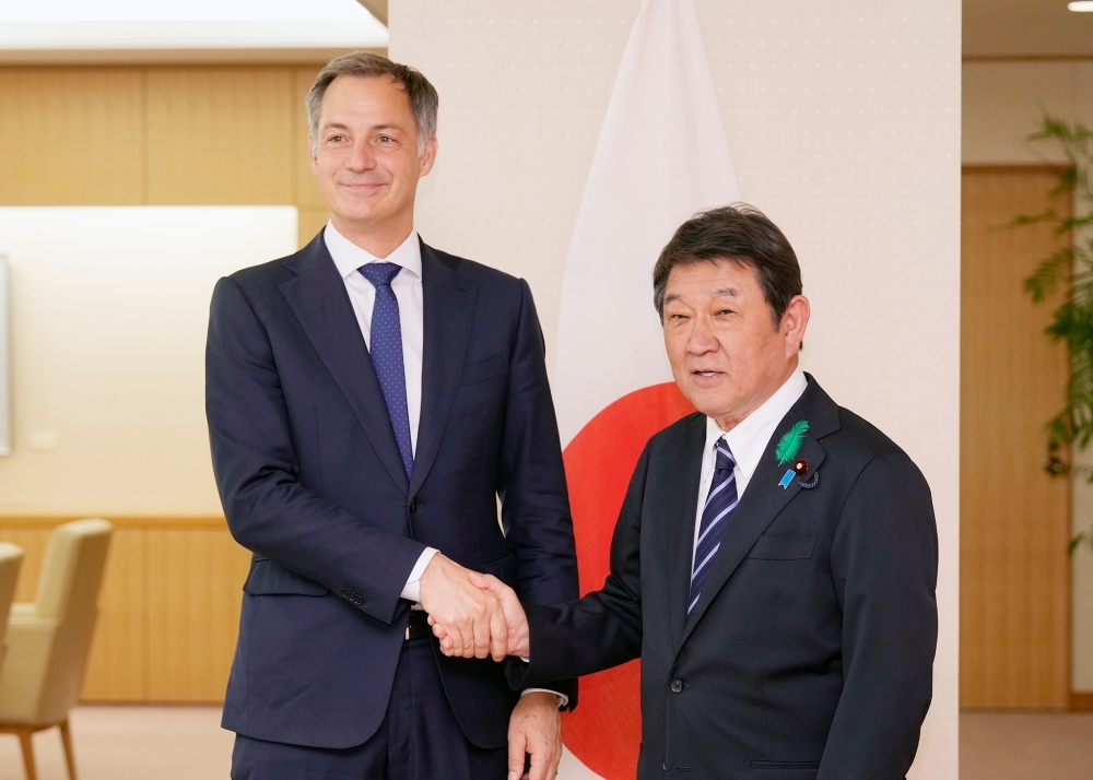 Foreign Minister MOTEGI shaking hands with Mr. DE CROO, Administrator of the UNDP