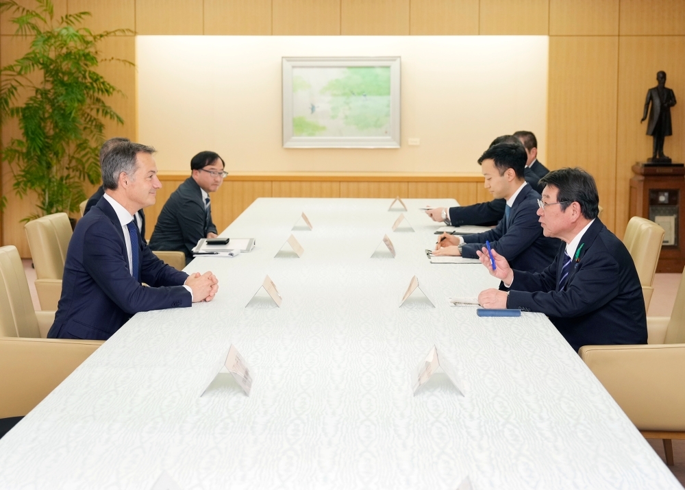 Minister MOTEGI talking with Mr. DE CROO, Administrator of the UNDP