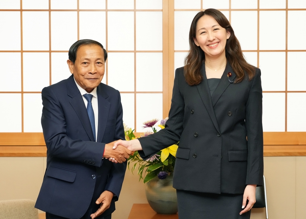 Parliamentary Vice-Minister ERI shaking hands with H.E. Mr. SAK, Senior Minister of Cambodia