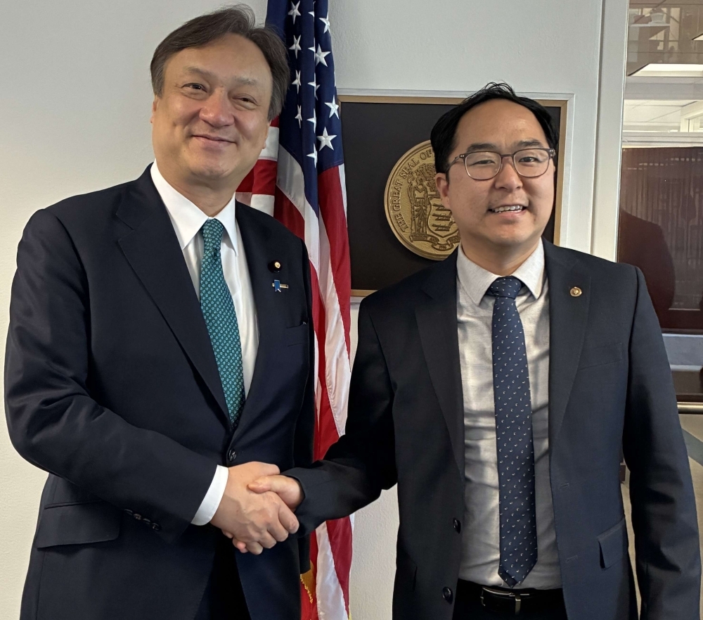 State Minister HORII shaking hands with Senator Andy Kim