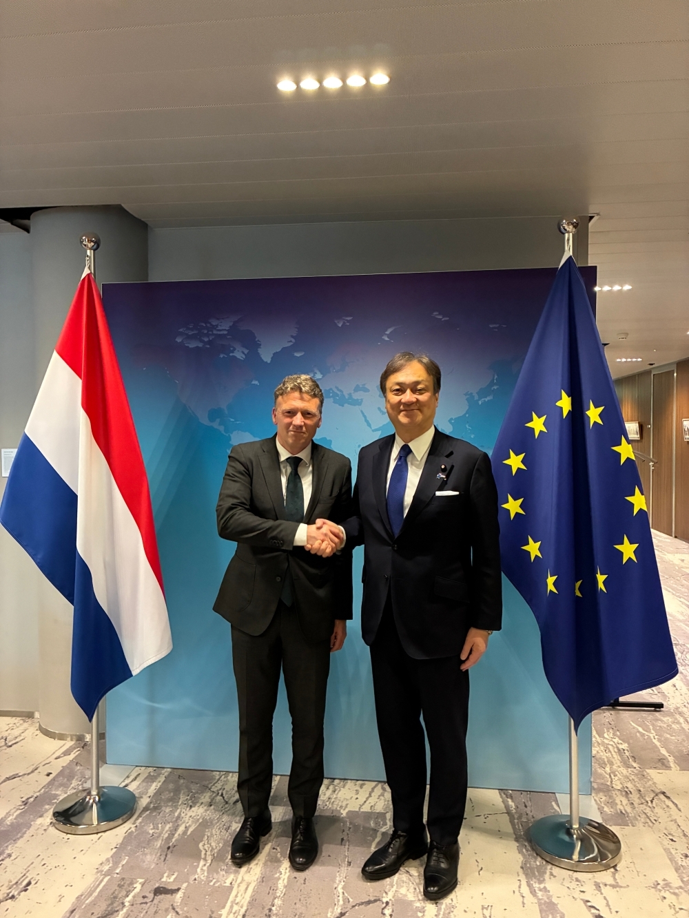 State Minister HORII shaking hands with Mr. De Vink, Director-General for Political Affairs