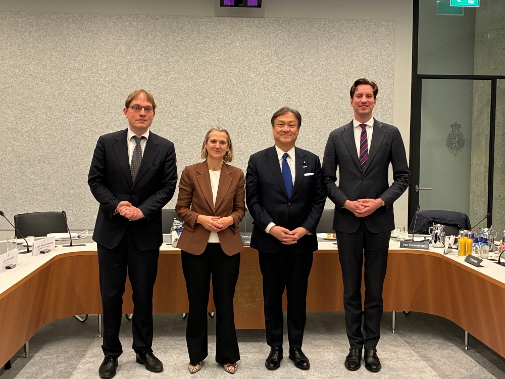 Group photo of State Minister HORII with Members of the House of Representatives of the Netherlands