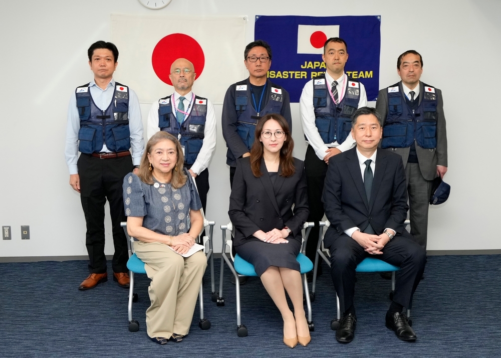 (Photo) Parliamentary Vice-Minister ERI and the Japan Disaster Relief Expert Team