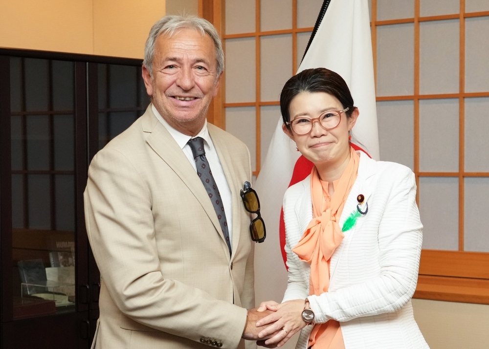 State Minister KUNIMITSU shaking hands with Deputy Director General APARO