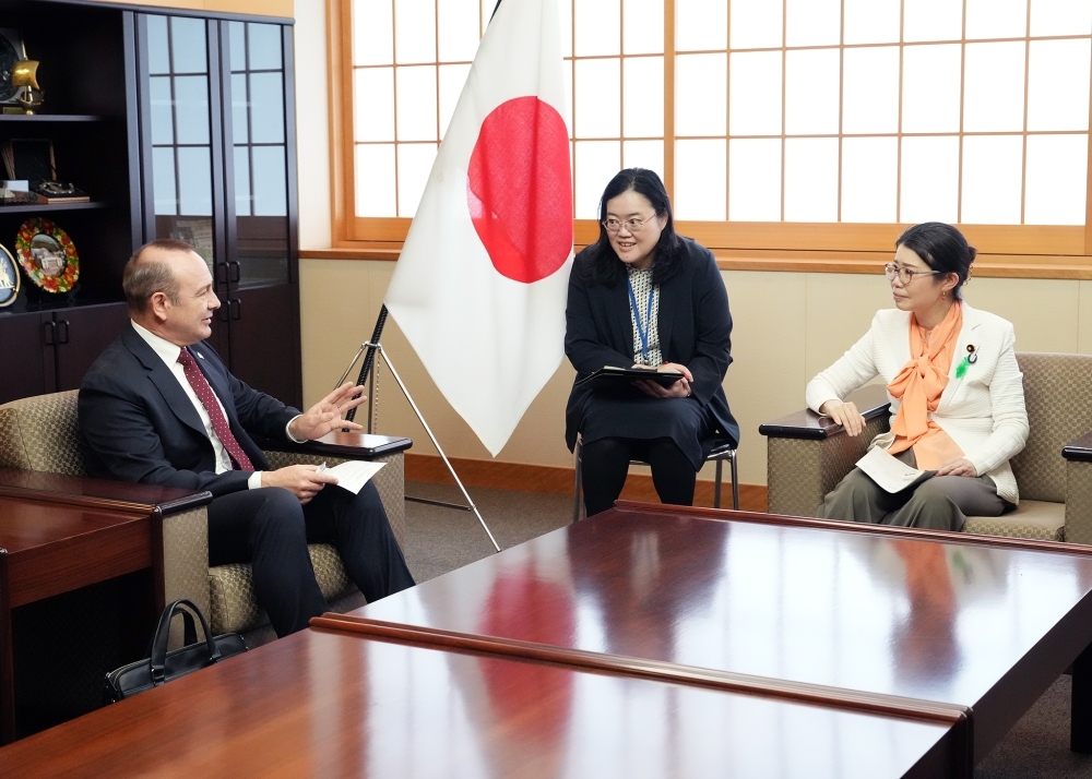 State Minister KUNIMITSU talking with Ambassador SOCOLAN