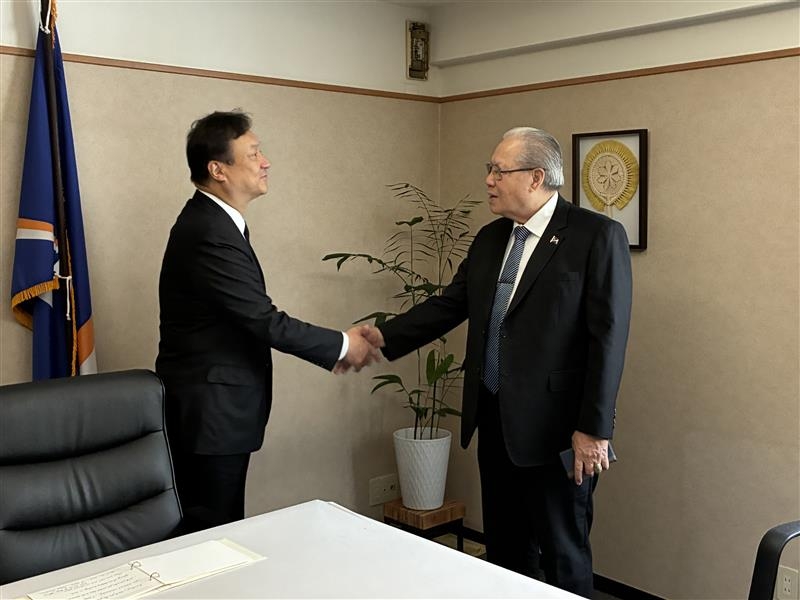 State Minister for Foreign Affairs HORII shaking hands with H.E. Mr. Alexander Carter BING