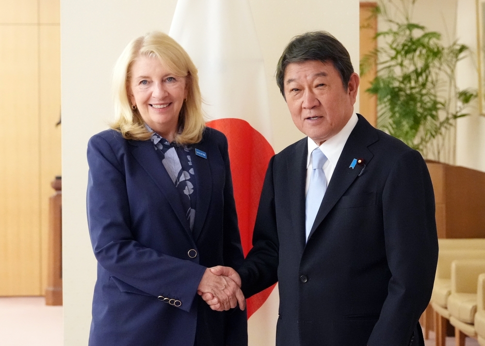Foreign Minister MOTEGI shaking hands with Ms. Russell, Executive Director of UNICEF