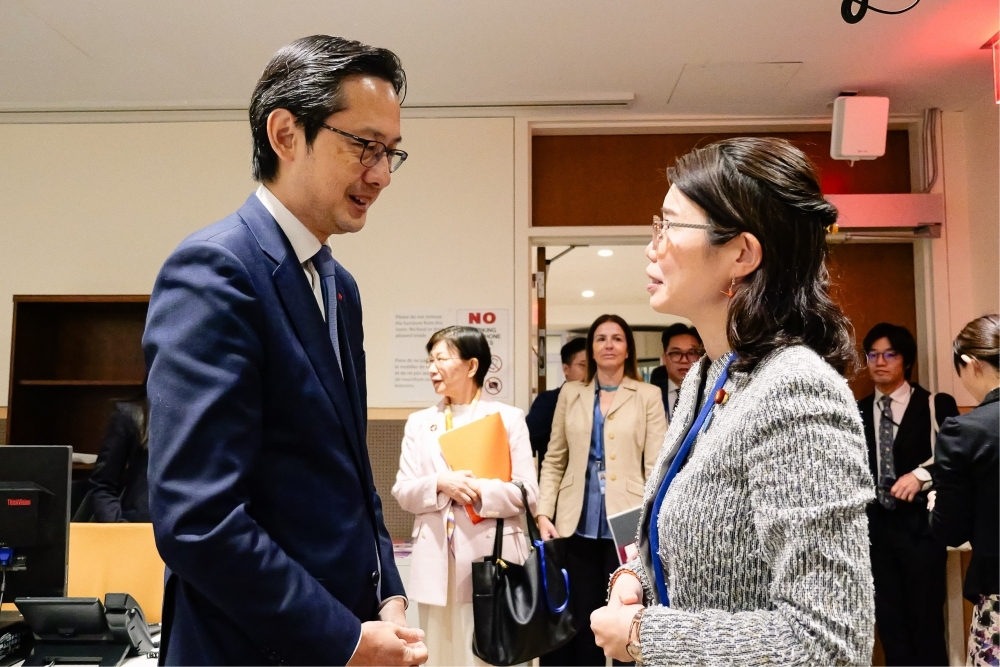 State Minister Kunimitsu having a stand-up talk with H.E. Mr. Do Hung Viet, Permanent Representative of Viet Nam to the United Nations