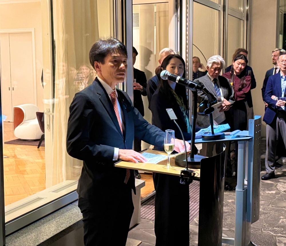 Parliamentary Vice-Minister Shimada delivering remarks on behalf of the Ministry of Foreign Affairs