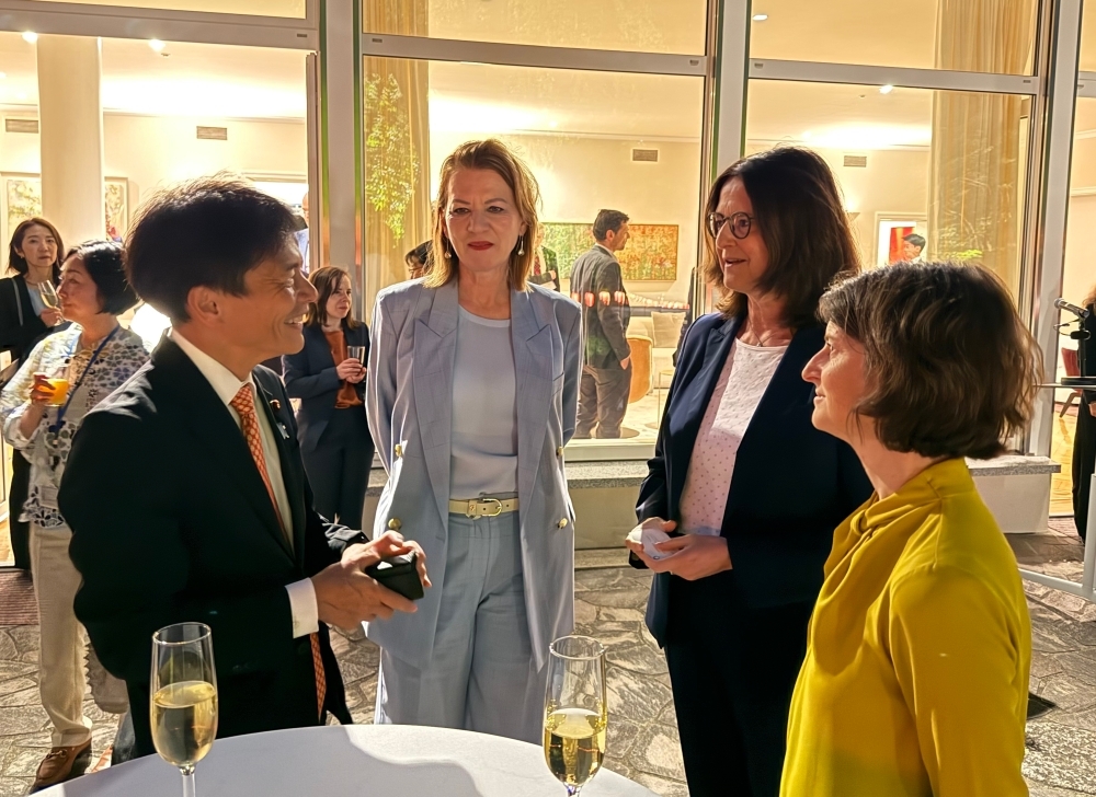 Parliamentary Vice-Minister Shimada conversing with Ambassador Sigmund and Director-General Beinhoff