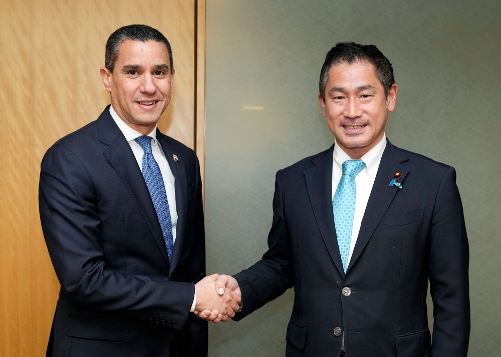 Parliamentary Vice-Minister ONISHI shaking hands with H.E. Mr. ELETREBY, Ambassador of Egypt to Japan