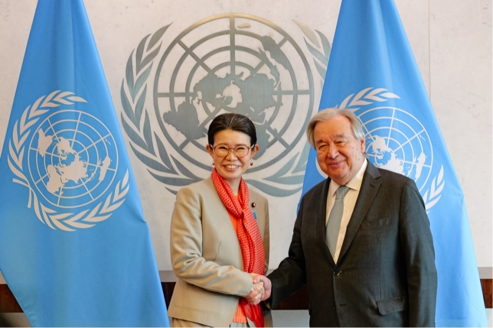 State Minister Kunimitsu shaking hands with Secretary-General of the United Nations António Guterres