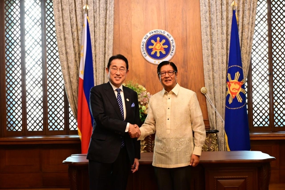 Mr. KISHIDA shaking hands with President Marcos