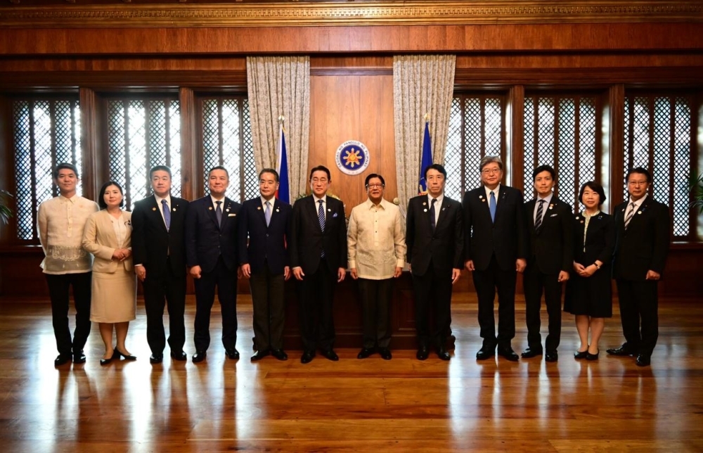 Group photo of Mr. Kishida and President Marcos and other participants of the meeting