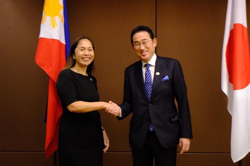 Mr. Kishida shaking hands with Secretary Garin