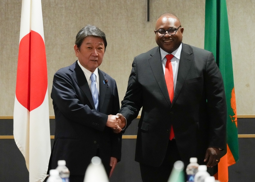 Foreign Minister Motegi shaking hands with Foreign Minister Haimbe