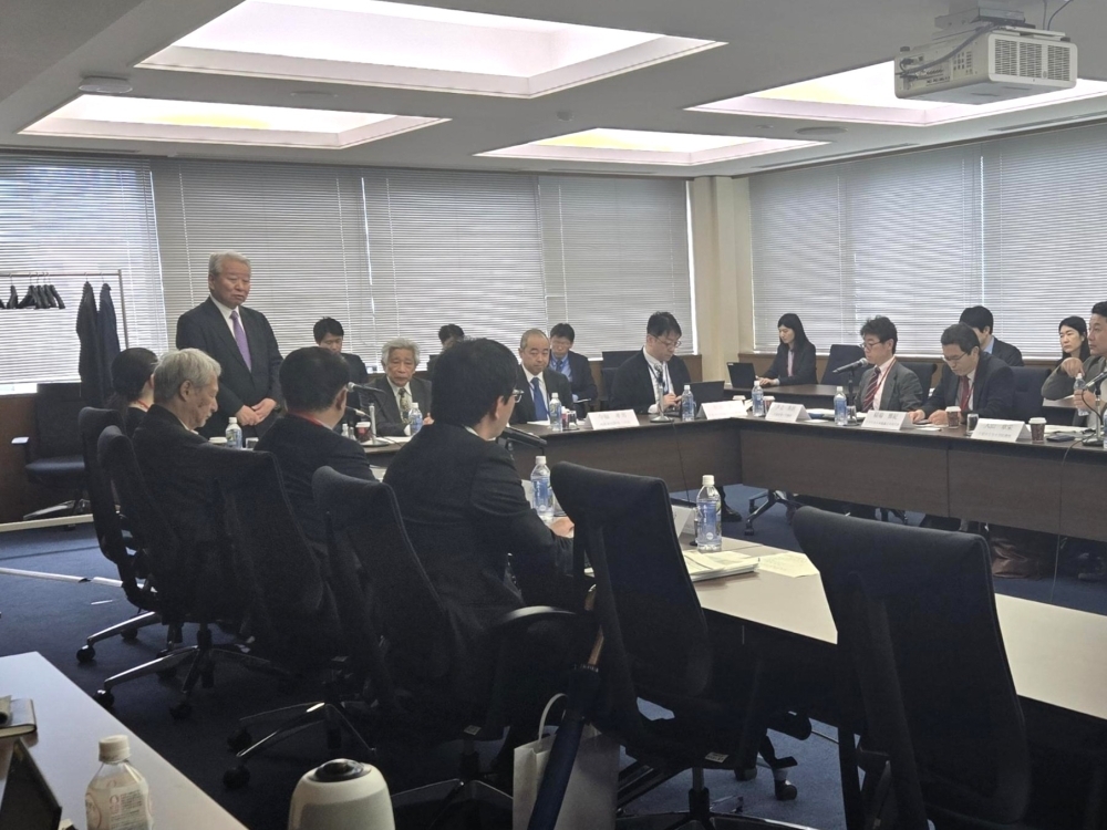 Professor Koichiro Agata of Waseda University, who chairs the panel, speaking at the meeting