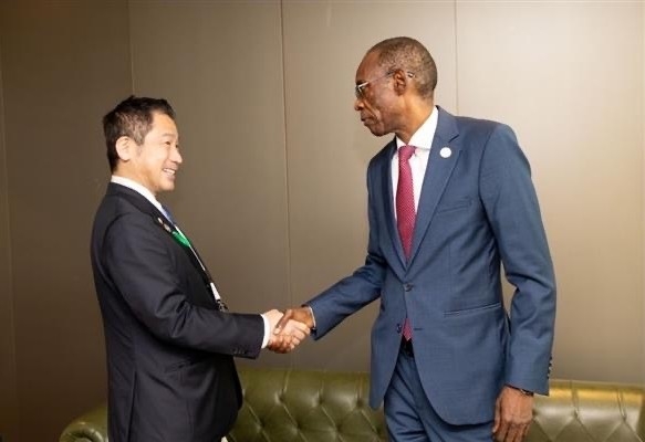 Parliamentary Vice-Minister ONISHI shaking hands with H.E. Mr. Cheikh Niang, Minister of African Integration, Foreign Affairs and Senegalese Abroad of Senegal