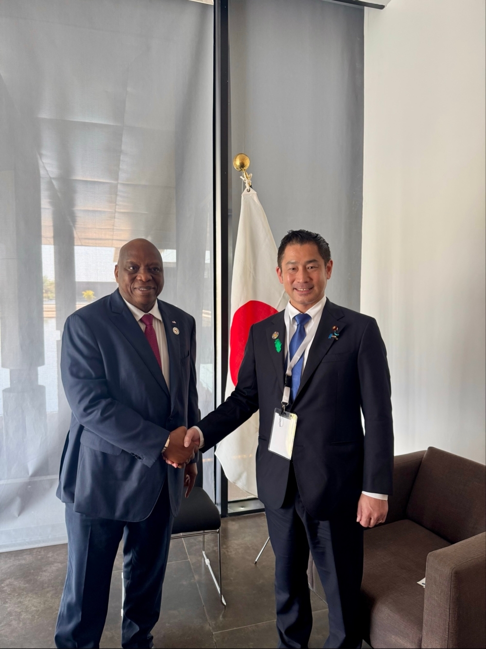 Parliamentary Vice-Minister ONISHI shaking hands with H.E. Dr. Morissanda Kouyaté, Minister of Foreign Affairs, African Integration and Guineans Abroad of the Republic of Guinea