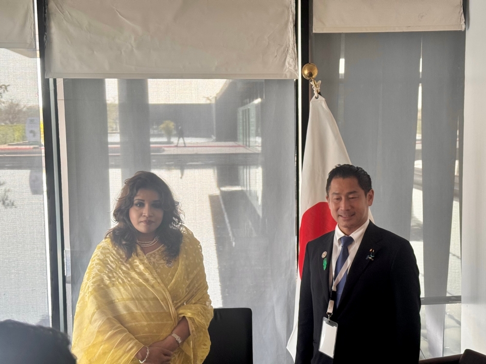 A two-shot of Parliamentary Vice-Minister ONISHI and H.E. Ms. Shama Obaed Islam, State Minister of Foreign Affairs of Bangladesh