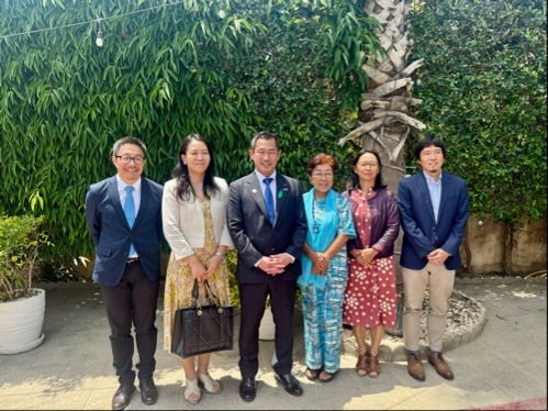 Commemorative photo of Parliamentary Vice-Minister ONISHI with Japanese staff working for International organizations